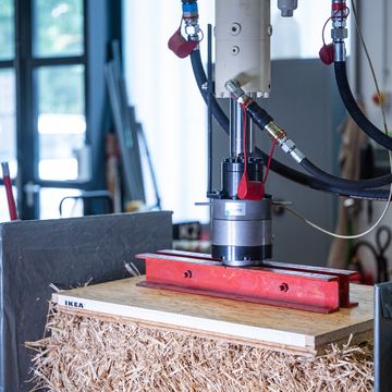 Strohballen wird auf Belastung getestet