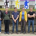 Grupenfoto Mitarbeitende bei Wandertag vor Museum