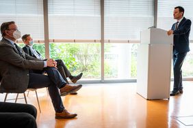 Prof. Dr. Conrad Völker referiert zum Thema »Optische Schlierenverfahren« und erläutert vor Ministerpräsident Bodo Ramelow und Universitätspräsident Prof. Dr. Winfried Speitkamp die Anwendungsfelder seiner Forschungsarbeit. (Foto: Thomas Müller) Prof. Dr. Conrad Völker referiert zum Thema »Optische Schlierenverfahren« und erläutert vor Ministerpräsident Bodo Ramelow und Universitätspräsident Prof. Dr. Winfried Speitkamp die Anwendungsfelder seiner Forschungsarbeit. (Foto: Thomas Müller)