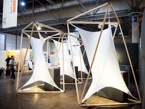 Die Bauhaus-Universität Weimar lädt auch 2016 auf der Leipziger Buchmesse an ihrem Stand »Gespannt Verdreht« zum Verweilen ein. Quelle: Bauhaus-Universität Weimar, Foto: Torsten Müller