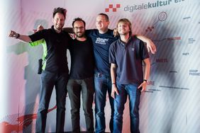Medien-Student Tim Weißker (ganz rechts) ist unter den Gewinnern der »Interactive Competition« auf der EVOKE 2015 dabei. (Bild: https://www.facebook.com/evokedemoparty/photos/a.758108277632646.1073741833.302629816513830/758108704299270/?type=3&theater)