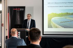 Prof. Dr. Silvio Beier erklärt das CoMoTH-Projekt und welche Rolle die Bauhaus-Universität Weimar bei der Erforschung eines flächendeckenden Abwassermonitorings als Frühwarnsystem gegen Corona-Ausbrüche einnimmt. (Foto: Guido Werner | photography) Prof. Dr. Silvio Beier erklärt das CoMoTH-Projekt und welche Rolle die Bauhaus-Universität Weimar bei der Erforschung eines flächendeckenden Abwassermonitorings als Frühwarnsystem gegen Corona-Ausbrüche einnimmt. (Foto: Guido Werner | photography)
