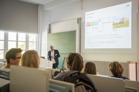 Die 11. Firmenkontaktmesse an der Bauhaus-Universität Weimar schafft ein Forum des Austauschs zwischen Studierenden sowie Firmenvertretern und Praktikern aus Wissenschaft und Wirtschaft. (Foto: Thomas Müller)