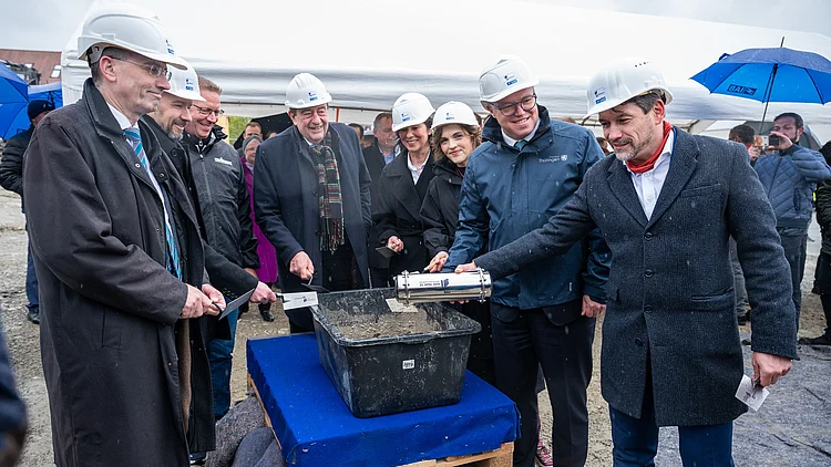 Mit der Grundsteinlegung eines neuen Technikums im April 2026 setzt das ThIZ-BAU gemeinsam mit Partnern aus Wissenschaft, Wirtschaft und Politik ein starkes Zeichen: Weimar und Thüringen entwickeln sich zu einem zentralen Standort für zukunftsweisende Bauforschung in Deutschland. Bauhaus-Universität Weimar / IAB, Foto: Thomas Müller