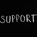 Auf einer Tafel steht geschrieben »Support«