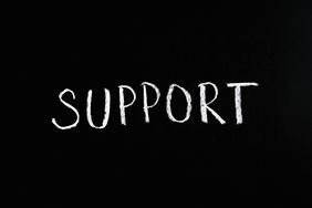 Auf einer Tafel steht geschrieben »Support«