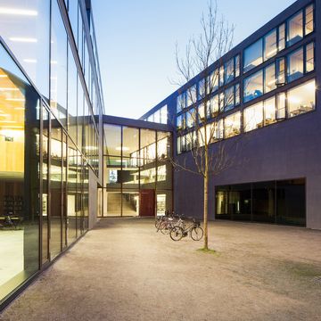 hell erleuchtete Fenster der Universitätsbibliothek, die eine schöne Perspektive auf die Lounge bieten