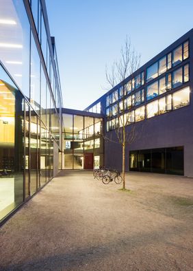 Tagungsort der ThHoBI-Verbundkonferenz ist die Bibliothekslounge. Foto: Adam Sevens hell erleuchtete Fenster der Universitätsbibliothek, die eine schöne Perspektive auf die Lounge bieten