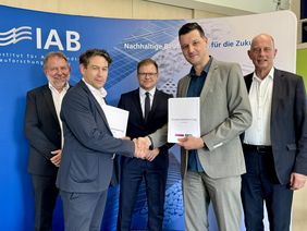 Kooperationsbeschluss zwischen dem IAB – Institut für Angewandte Bauforschung Weimar gGmbH und der Bauhaus-Universität Weimar zur zukünftigen gemeinsamen Zusammenarbeit. V.l.n.r.: Dr. Ulrich Palzer (ehemaliger IAB-Institutsdirektor), Robert Fetter (IAB-Institutsdirektor), Staatsminister Carsten Schneider, Beauftragter der Bundesregierung für Ostdeutschland, Prof. Peter Benz, Präsident der Bauhaus-Universität Weimar, Wolfgang Tiefensee, Thüringer Wirtschafts- und Wissenschaftsminister. Quelle: IAB, Foto: Thimo Hennig