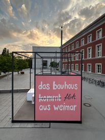 Die Aufschrift: das bauhaus floh aus weimar - lässt die Frage offen: Aber warum und wie können wir heute Einfluss auf Entwicklungen nehmen?