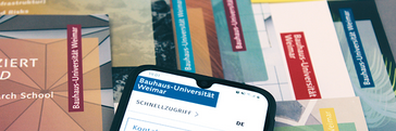 Foto von Drucksachen mit dem Logo der Universität
