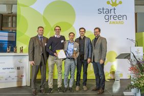 Gruppenbild: Volker Weber (Laudator, FNG/Forum Nachhaltige Geldanlagen), CAALA, Florian Pronold (Parlamentarischer Staatssekretär im Bundesumweltministerium (Copyright: Rolf Schulten) Gruppenbild: Volker Weber (Laudator, FNG/Forum Nachhaltige Geldanlagen), CAALA, Florian Pronold (Parlamentarischer Staatssekretär im Bundesumweltministerium (Copyright: Rolf Schulten)