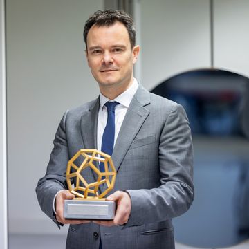 Prof. Dr.-Ing. Conrad Völker, Professor für Bauphysik, vor dem Schlierenspiegel, der selbst kleinste Luftströme sichtbar macht. (Foto: TMWWDG/PPBraun)