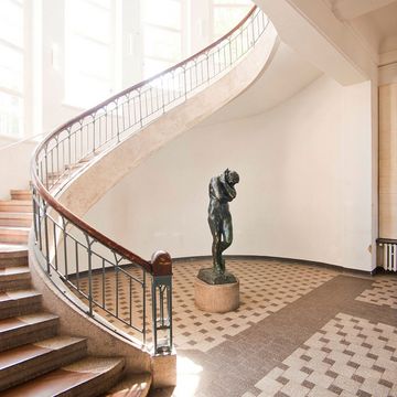 The public appeal for funds to restore “Eva” has now been answered by Mr and Mrs Rabe, whose private donation has ensured that the artwork will return to the centre of University life at the Bauhaus-Universität Weimar.
