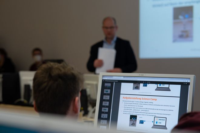 Die Teilnehmenden des Science Camps arbeiten intensiv an ihren Projekten. (Quelle: TU Ilmenau, Foto: Lukas Sthamer)