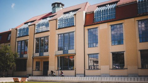 STADTRADELN 2026: 18. Mai bis 7. Juni Hauptgebäude der Bauhaus-Universität Weimar, davor Fahrradfahrer