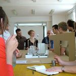 Studierende aus dem Projekt &quot;Das Designbüro&quot; am Modell des Messestandes (Bauhaus-Universität Weimar)