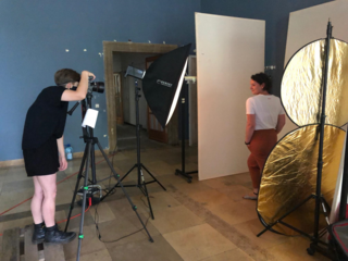 Tina Meinhard posiert für Fotografin Larissa Barth für das Multi-Media-Projekt walter ≠ bauhaus in Barths Atelier im Alten Funkhaus.
