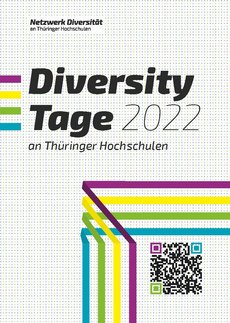 Der Flyer zeigt die Worte »Netzwerk Diversität an Thüringer Hochschulen: Diversity Tage 2022 an Thüringer Hochschulen«. Unten rechts ist ein QR-Code zu sehen, der oben und links von parallelen Linien in den Farben violett, gelb, grün und blau gerahmt wird.