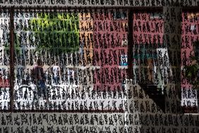 Die Ausstellung hatte die Architektur der Universitätsbibliothek seit Sommer dieses Jahres mit zu komplexen Schreibspuren verdichtenden Zeichen bereichert. (Bild: Thomas Müller)