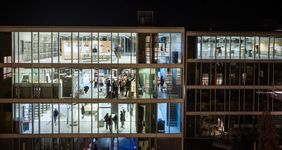 Blick in die Ausstellungsräume im erleuchteten Kubus zur Winterwerkschau im Februar 2023. Foto: Thomas Müller