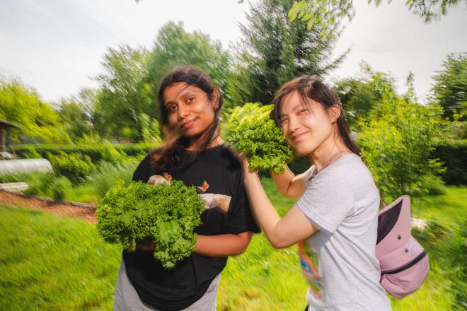 Porträt von Sonia Fiona Fernandes und Yuen Yi (Sora) Wong (v.l.) vom Projekt »Forestmade«