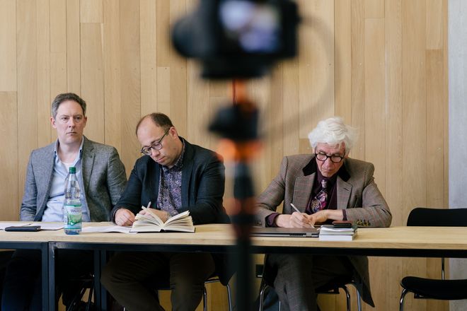 Workshop mit Prof. Jane Bennett in der Lounge der Universitätsbibliothek mit Angehörigen des Graduiertenkollegs Medienanthropologie am 25. Mai 2023 (Foto: Bauhaus-Universität Weimar/ Dominique Wollniok)