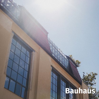 Foto des Hauptgebäudes der Bauhaus-Universität Weimar mit Überschrift: Bauhaus