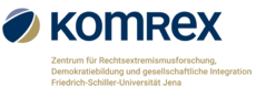Das Logo zeigt die Worte »KomRex« (in dunkelblauer Schrift) sowie »Zentrum für Rechtsextremismusforschung, Demokratiebildung und gesellschaftliche Integration — Friedrich-Schiller-Universität Jena« (in goldener Schrift) auf einem weißen Hintergrund. Links oben, neben der Schrift, ist ein dreifarbiger Ball (hellblau, dunkelblau, goldfarben).