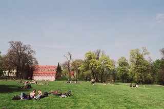 Darstellung von Menschen im Park Weimar