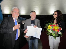 v.l. Rektor Prof. Dr. Karl Beucke, Honorar-Professor Micky Remann und Sandra Pendt (Merkur Bank) (Foto: Wolfgang Kissel)