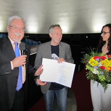 v.l. Rektor Prof. Dr. Karl Beucke, Honorar-Professor Micky Remann und Sandra Pendt (Merkur Bank)  (Foto: Wolfgang Kissel)