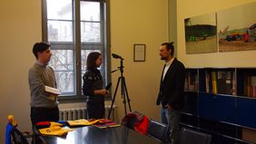 Sebastian Hertrich im Interview mit einer Mitarbeiterin und einem Mitarbeiter der Klassik Stiftung Weimar.
