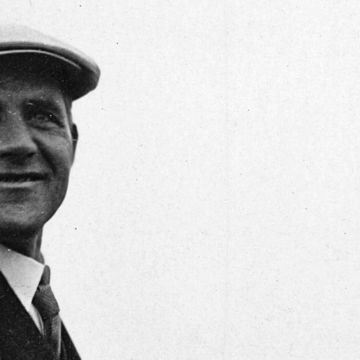 Hannes Meyer bei der Begehung des Baugeländes für die Bundesschule des ADGB in Bernau, 1928