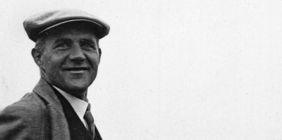 Hannes Meyer bei der Begehung des Baugeländes für die Bundesschule des ADGB in Bernau, 1928