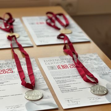 Zwei Gold- und zwei Silbermedaillen würdigen die innovativen Bauverfahren der Bauhaus-Universität Weimar. Foto: Katrin Linne