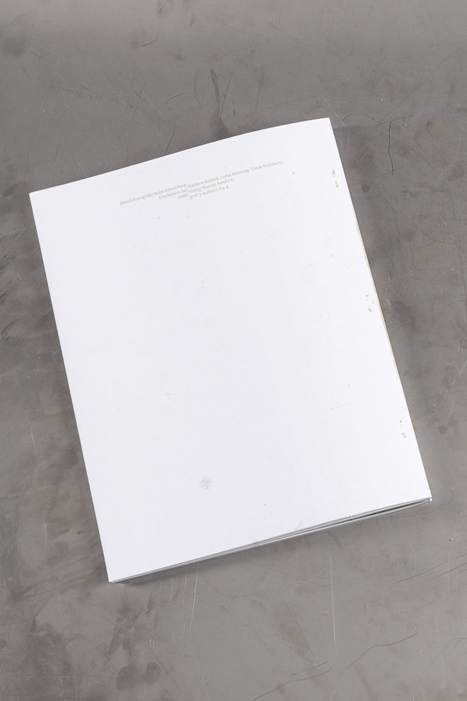 Rückseite der Publikation »Durch Fotografie keine Einsichten« auf neutralem Untergrund