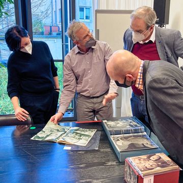 Übergabe der Filmprogramme-Sammlung in der Universitätsbibliothek (v.l.n.r. Dr. Katrin Richter, Prof. Dr. Patrick Rössler, Dr. Frank Simon-Ritz, Dr. Simon Frisch). Foto: Dana Horch