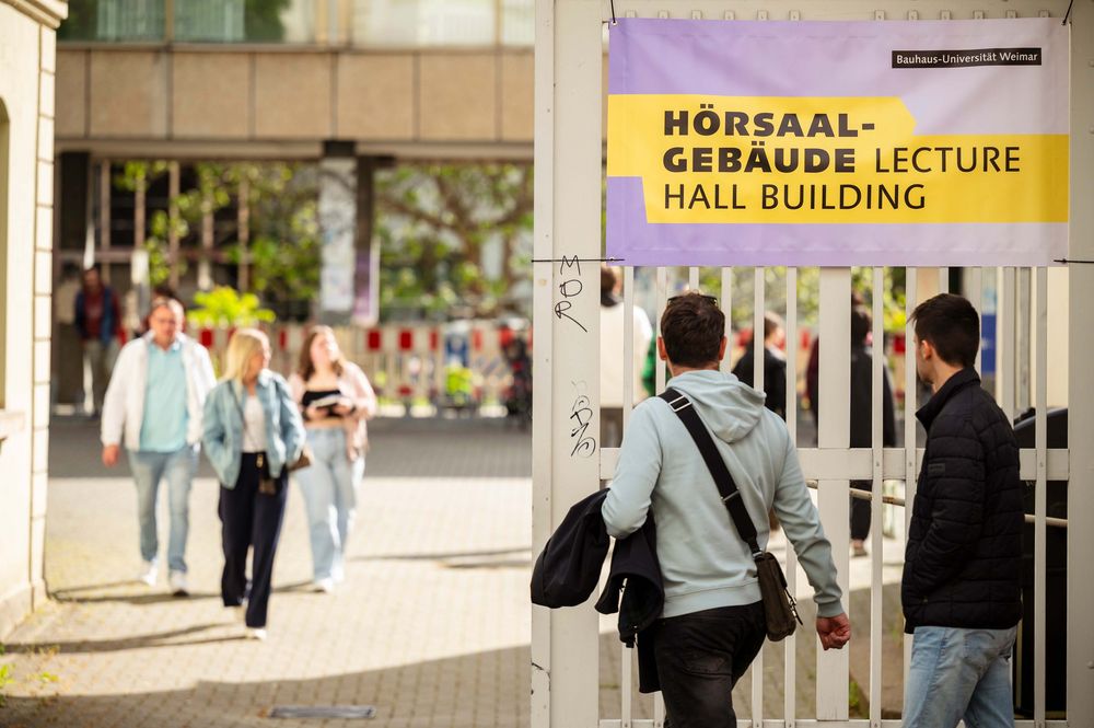 Eingang zur Mensa mit großem HIT-Plakat