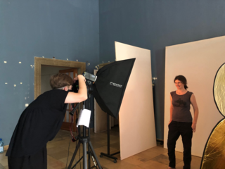 Dr.in Miriam Benteler posiert für Fotografin Larissa Barth für das Multi-Media-Projekt walter ≠ bauhaus in Barths Atelier im Alten Funkhaus. 