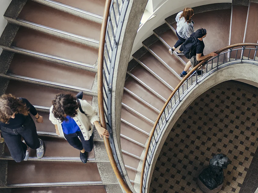 Sommer, 2019, Hauptgebäude, Innen, Treppe, Eva, Studierende