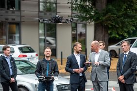 Prof. Morgenthal (l.) im Gespräch mit Wolfgang Tiefensee (r.) über die Vorzüge der automatisierten digitalen Erfassungs- und Auswertungsverfahren mittels Drohnentechnologie. (Foto: Thomas Müller) Prof. Morgenthal (l.) im Gespräch mit Wolfgang Tiefensee (r.) über die Vorzüge der automatisierten digitalen Erfassungs- und Auswertungsverfahren mittels Drohnentechnologie. (Foto: Thomas Müller)