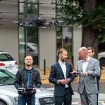 Prof. Morgenthal (l.) im Gespräch mit Wolfgang Tiefensee (r.) über die Vorzüge der automatisierten digitalen Erfassungs- und Auswertungsverfahren mittels Drohnentechnologie. (Foto: Thomas Müller)