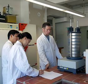 Dr.-Ing. Torsten Seiffarth mit den Gästen bei der Bestimmung der Partikelgrößenverteilung der aus Bhutan nach Weimar geschickten Bodenprobe, Foto: Karma Tenzin
Dr.-Ing. Torsten Seiffarth mit den Gästen bei der Bestimmung der Partikelgrößenverteilung der aus Bhutan nach Weimar geschickten Bodenprobe, Foto: Karma Tenzin