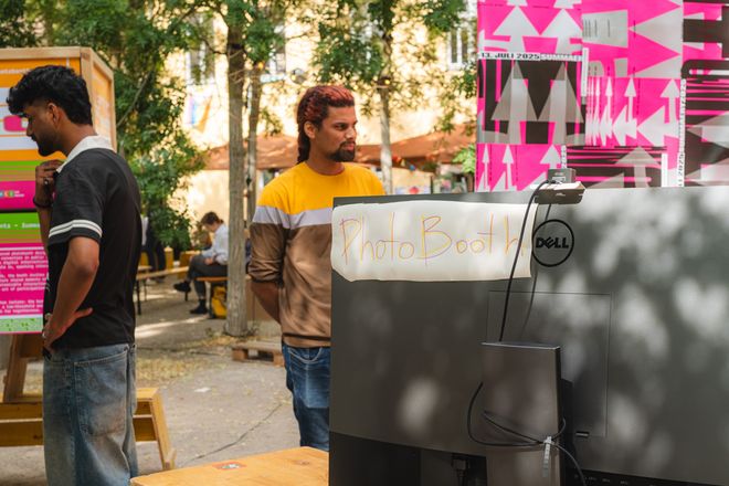 eine Person steht neben der summaery-Fotobox