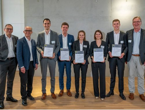 Die Preisträger des Bau-Innovationspreises 2023 mit dem Vorstand der Schöck AG und Eberhard-Schöck-Stiftung © Eberhard-Schöck-Stiftung