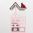 Modellhaftes Hausobjekt von Karla Zipfel in zarten Rosa- und Weißtönen, mit stilisierten Fenstern und dem Schriftzug »Modernisierung« an der Fassade.