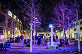 Außenaufnahme des Campus mit Studierenden