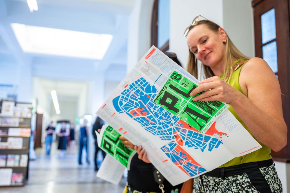 eine Person liest in einem großen summaery-Faltplan