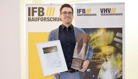 Alexander Hollberg freut sich über den mit 4000 Euro dotierten 1. Preis im Wettbewerb (Copyright: VHV Gruppe) Alexander Hollberg freut sich über den mit 4000 Euro dotierten 1. Preis im Wettbewerb (Copyright: VHV Gruppe)